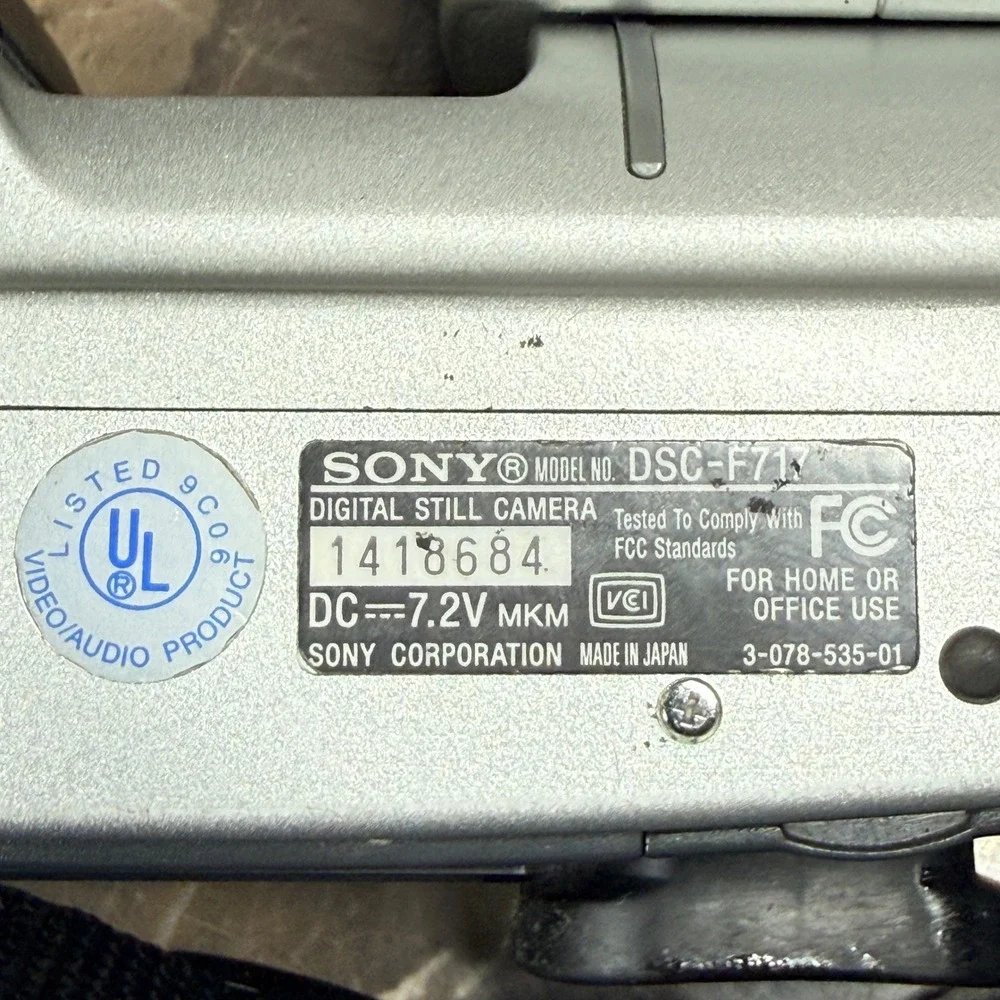 Sony DSC-F717 Digital Camera Silver Y2K Carl Zeiss NightShot Bundle w/Case
